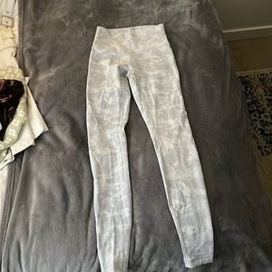 Lululemon wonder-under, size 4, white camo leggings, full length